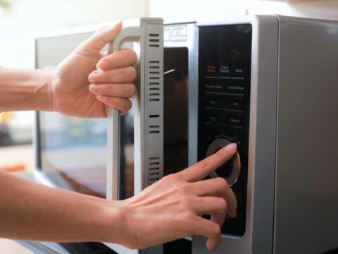 Come cuocere al microonde con il grill