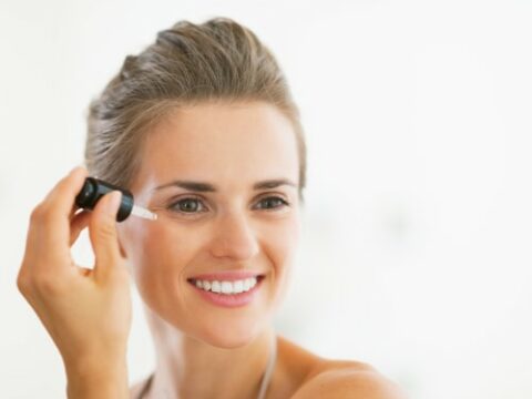 Come utilizzare il siero viso al posto della crema