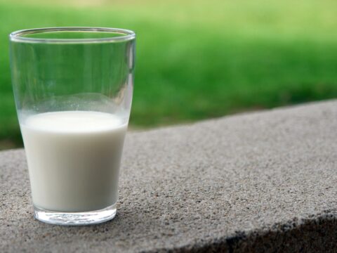 Come riutilizzare il latte scaduto in modo alternativo