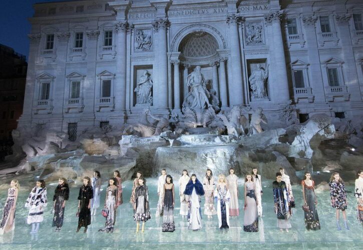 90 anni di Fendi, sfilata evento sull'acqua della Fontana di Trevi