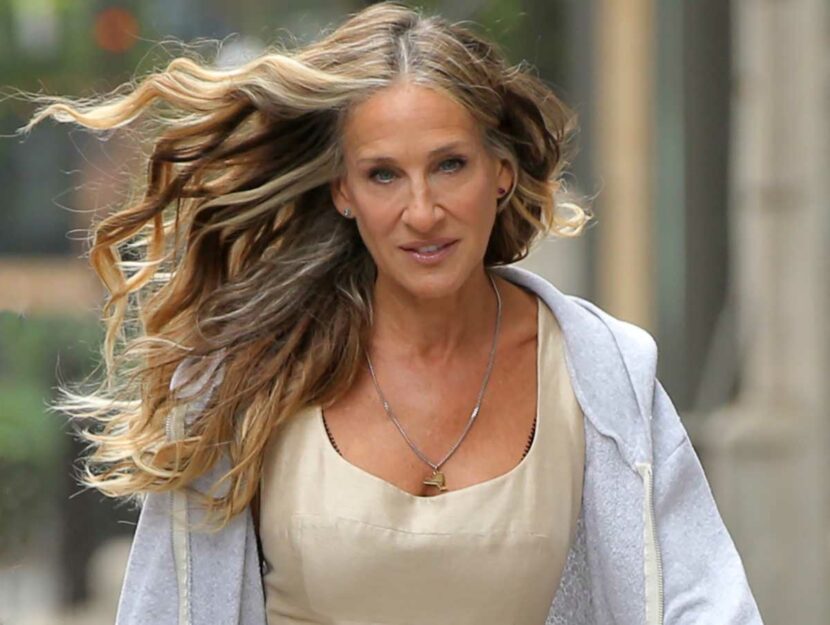 Sarah Jessica Parker nei panni di Carrie Bradshaw in And Just Like That...