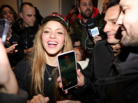 Shakira, dopo la rottura con Piqué canta con i due figli