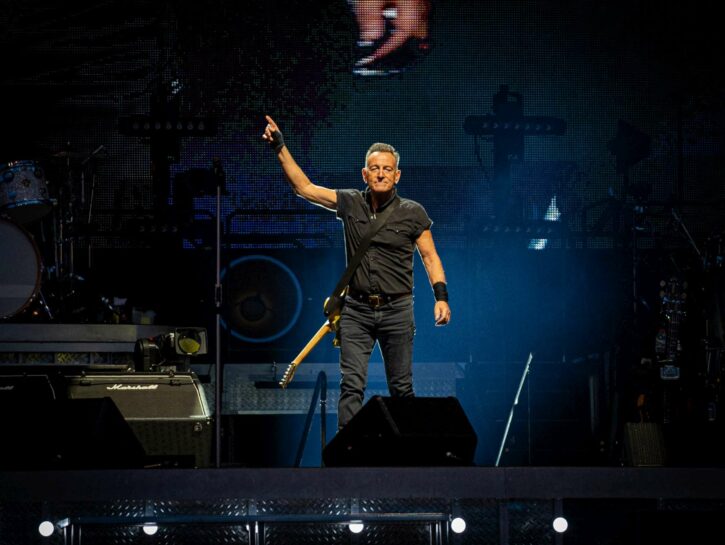 L'alluvione non ferma Springsteen, ma scoppia la polemica
