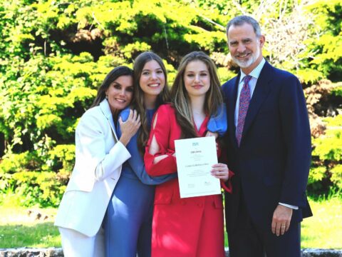 Leonor si diploma: i reali spagnoli festeggiano in Galles