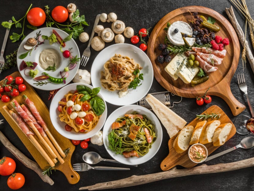 Come fare gli spaghetti di zucchine: ricette per condirli crudi e cotti