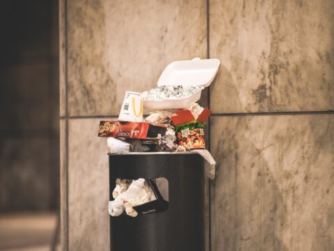 Come pulire e limitare i cattivi odori dai bidoni della spazzatura