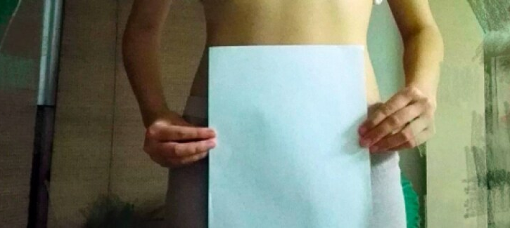 A4 Waist Challenge: la nuova folle moda impazza sul web