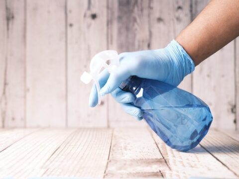 Come togliere la patina di cemento o pittura dal  pavimento
