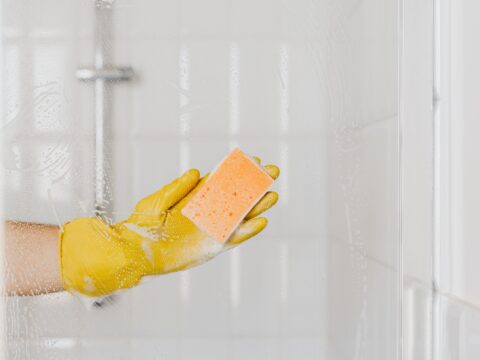 Come rimuovere ogni traccia di sporco dal box doccia utilizzando l'aceto
