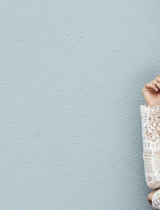 Abiti e accessori rossi per Natale, ecco come abbinarli (senza esagerare)