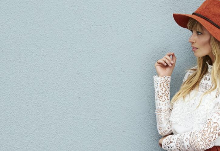 Abiti e accessori rossi per Natale, ecco come abbinarli (senza esagerare)