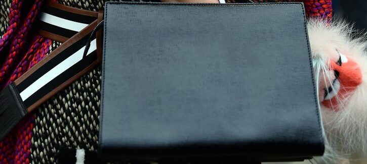 Accessori trendy per decorare la borsa nera