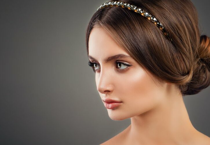 Acconciature con fascia o cerchietto: tornano di moda gli anni '90 anche per i capelli