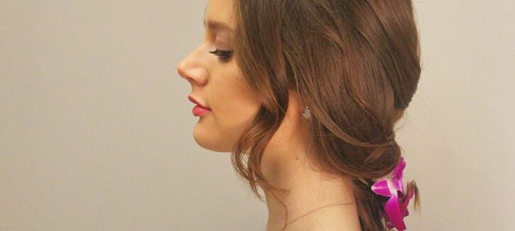Acconciature con fiori per matrimoni (ma non solo), tre idee chic