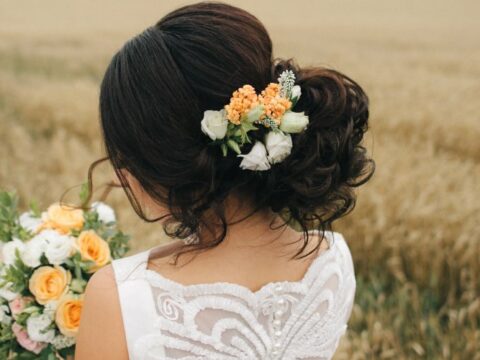 Acconciature da matrimonio per l'autunno inverno, i capelli della sposa in primo piano