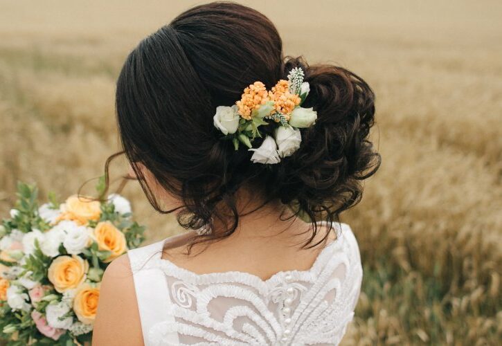 Acconciature da matrimonio per l'autunno inverno, i capelli della sposa in primo piano