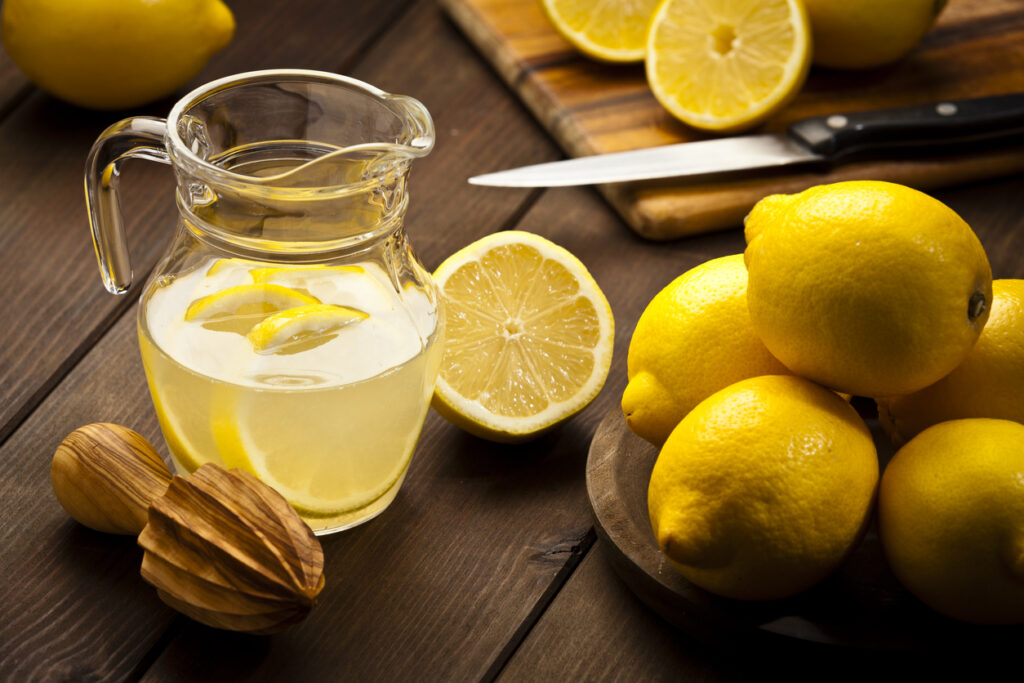 Bere acqua tiepida e limone al mattino fa davvero bene?
