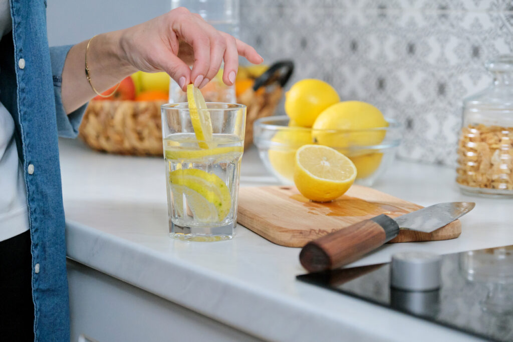 Acqua e limone, il detox che sgonfia e drena