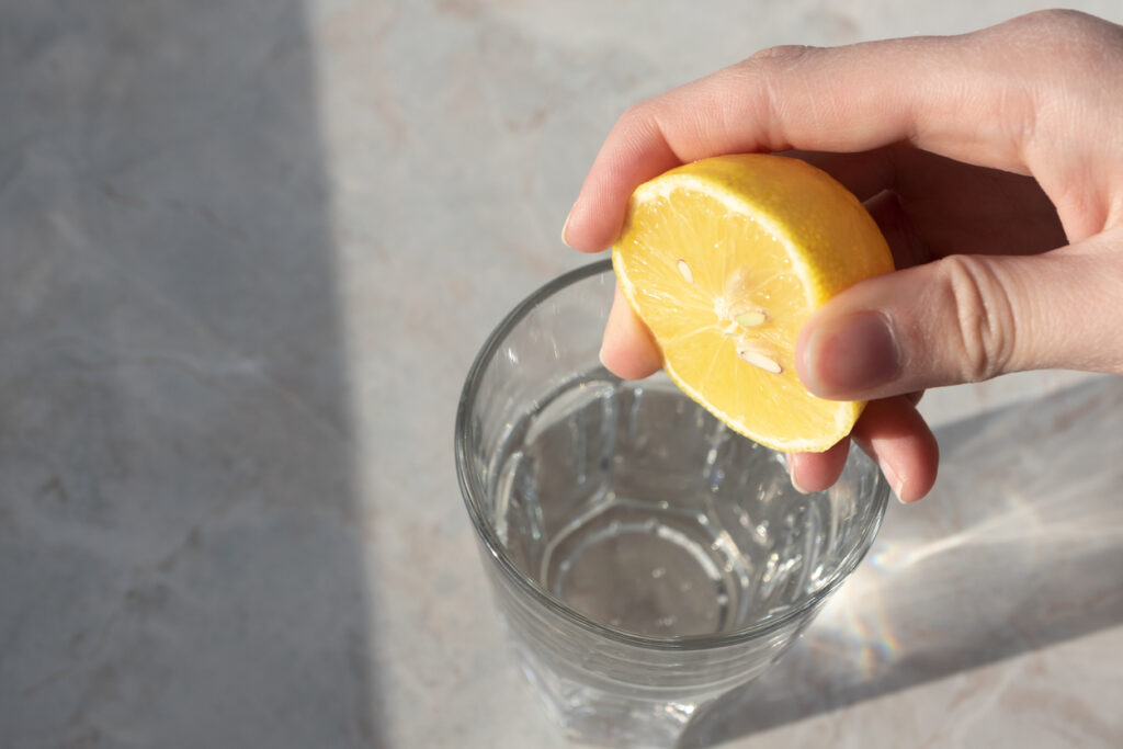 Acqua e limone, il detox che sgonfia e drena