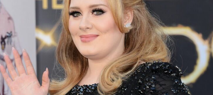 Adele (in rosso) sulla copertina del Time, make-up Marc Jacobs