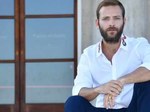 Alessandro Borghi in Gucci al Festival del Cinema di Venezia, il "padrino" che non ti aspetti