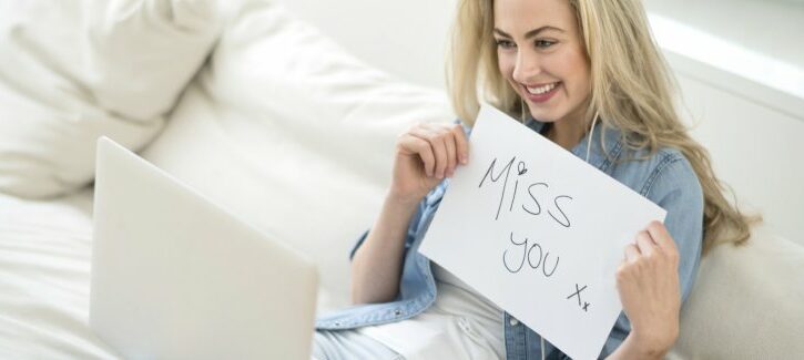 Amore a distanza, skype e Facebook: pro e contro