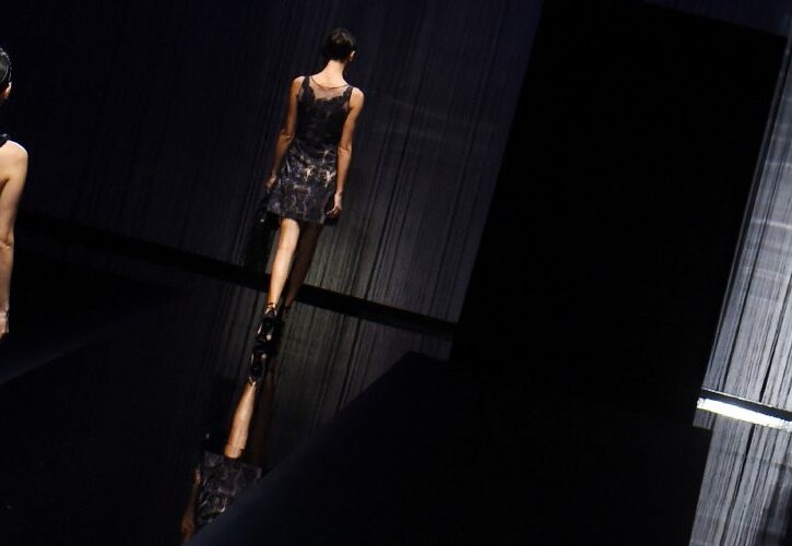 Armani PE 2017: bagliori blu e metallici