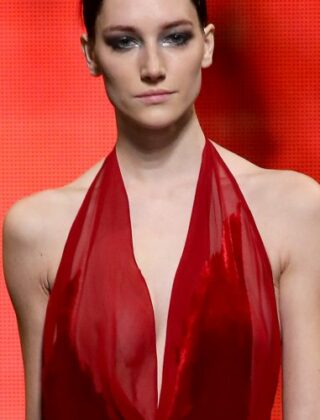Come indossare un abito rosso con stile