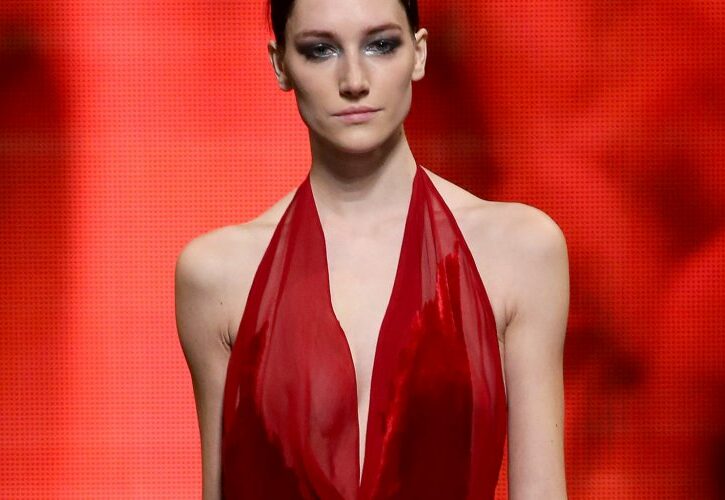 Come indossare un abito rosso con stile