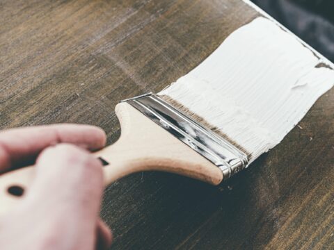 Come rinnovare un mobile con pittura e plastica adesiva