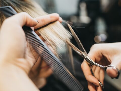 Come tagliare i capelli: la regola dei 5,5 cm
