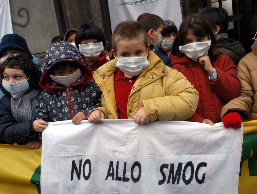 Bambini manifestano contro lo smog