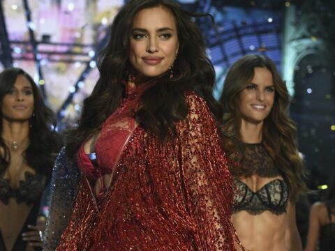 Bebé in arrivo per Irina Shayk e Bradley Cooper, il pancino coperto durante la sfilata di Victoria's Secret