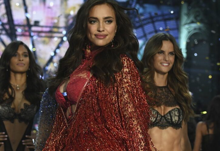 Bebé in arrivo per Irina Shayk e Bradley Cooper, il pancino coperto durante la sfilata di Victoria's Secret
