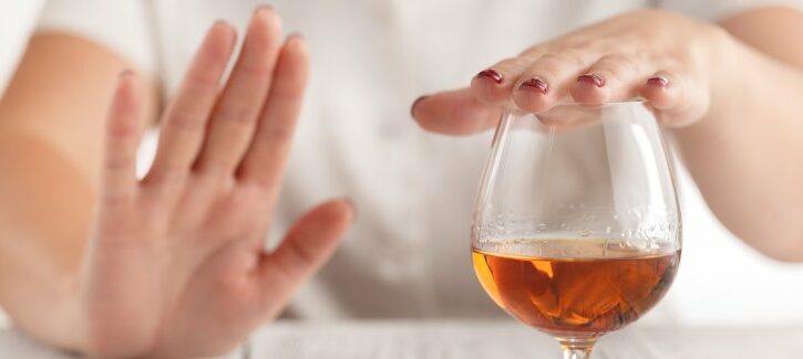 Bere troppo alcol fa male alle ossa e favorisce l'osteoporosi