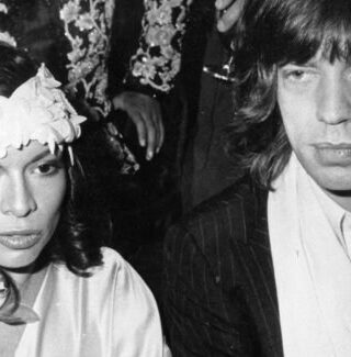 Bianca Jagger: icona del total white, copia lo stile anni '70