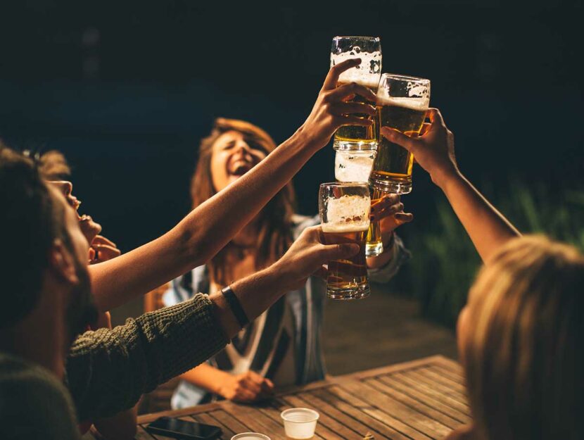 Un gruppo di amici brinda con la birra