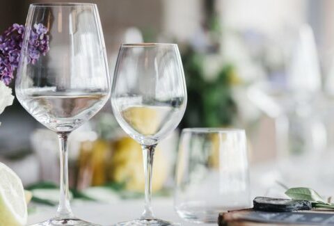 Galateo e posate: le regole per apparecchiare la tavola e sistemare gli ospiti
