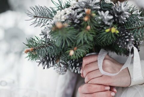Bouquet invernali per i matrimoni natalizi: profumi di montagna