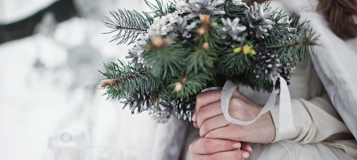 Bouquet invernali per i matrimoni natalizi: profumi di montagna