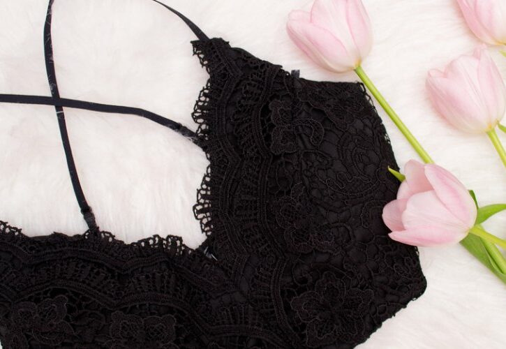 Bralette di pizzo, il reggiseno must-have: ecco perché indossarlo (anche se hai il seno piccolo)