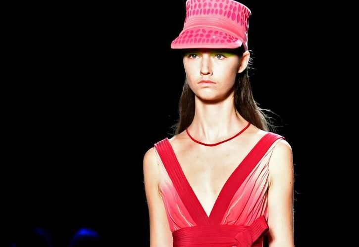 Byblos PE 2018: colori forti e guizzi pop in passerella
