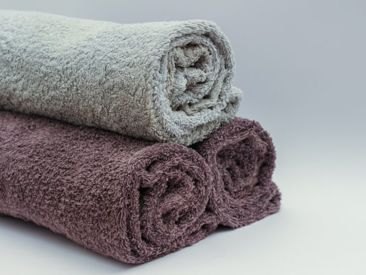 Come arrotolare gli asciugamani in modo degno di una spa