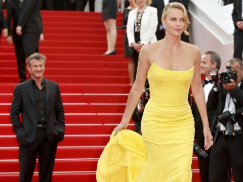 Cannes 2015: Charlize Theron in giallo incanta la Croisette (e Penn)