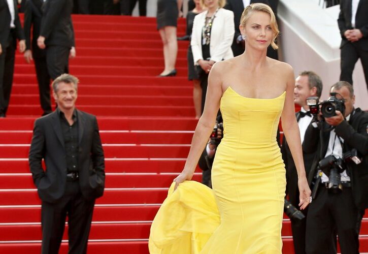 Cannes 2015: Charlize Theron in giallo incanta la Croisette (e Penn)