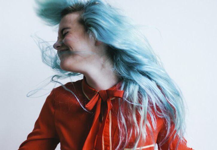 Capelli con punte o ricrescita colorata: il trend dell'estate