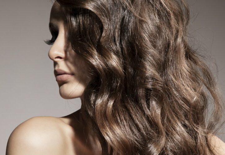 Capelli mossi, il nuovo trend si chiama flaves (ovvero onde piatte)