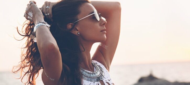 Capelli rovinati dopo le vacanze: i consigli della dermatologa
