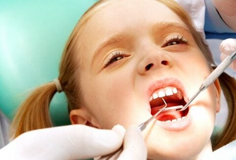 Carie nei denti dei bambini: è boom a causa di bibite e zuccheri