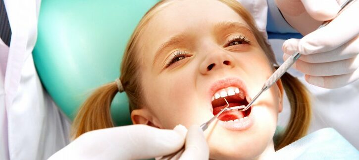 Carie nei denti dei bambini: è boom a causa di bibite e zuccheri
